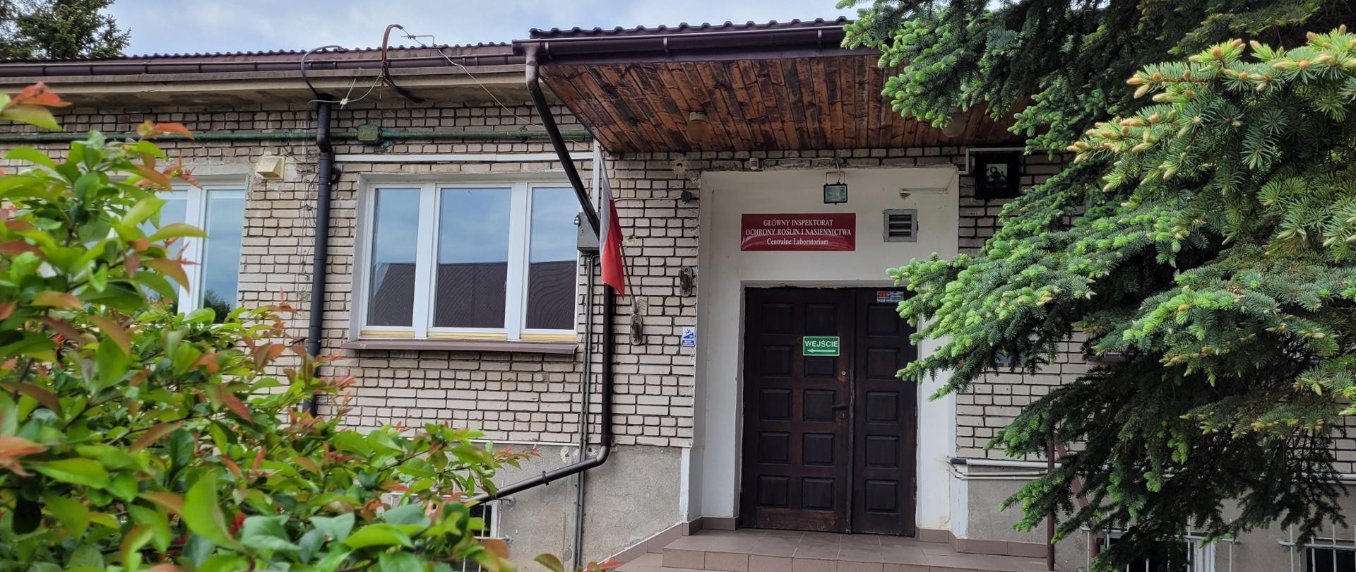 Zdjęcie przedstawia wejście do budynku Oddziału Centralnego Laboratorium w Białymstoku