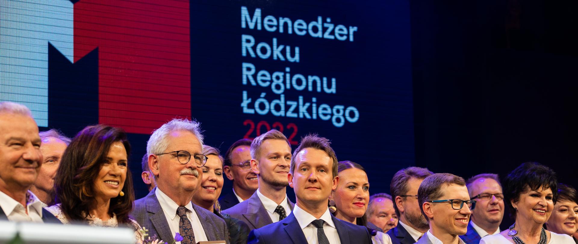 Zdjęcie grupowe m.in. wojewody łódzkiego, laureatów konkursu oraz innych gości 