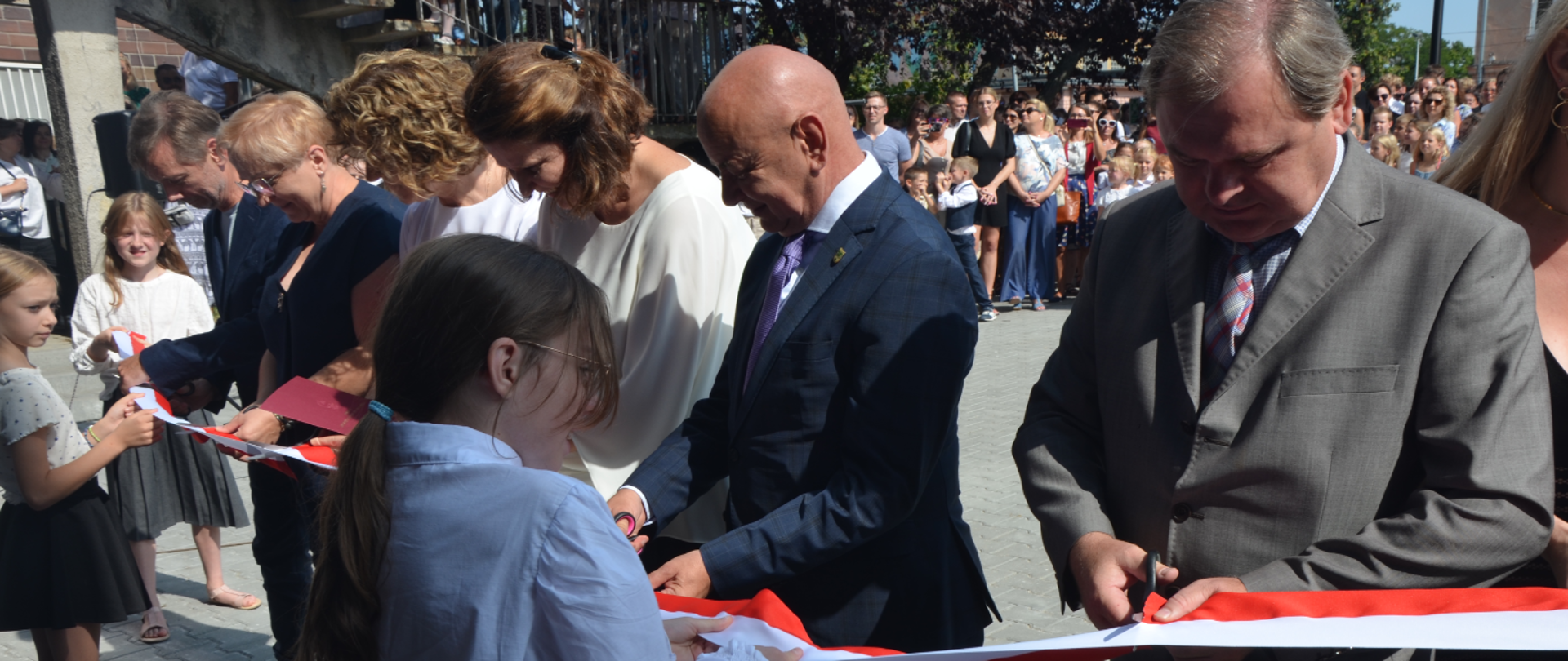 fotografia przedstawia uroczyste otwarcie nowego budynku Zespołu Szkół Muzycznych im. Mieczysława Karłowicza w Zielonej Górze w dniu 2 września 2024 roku.