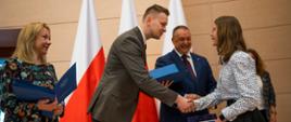 I wicewojewoda łódzki Marcin Buchali gratuluje otrzymania nagrody 