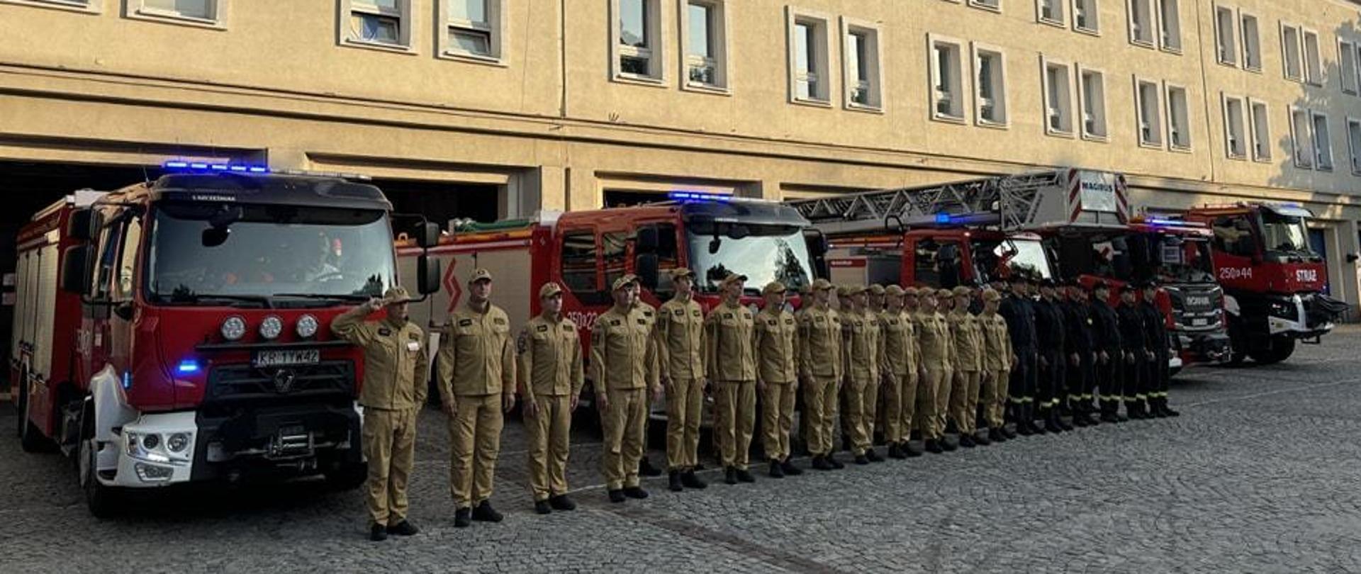 Hołd pamięci po pożarze w Poznaniu, przed Jednostką SA PSP ustawione samochody i strażacy w hołdzie dla poległych strażaków