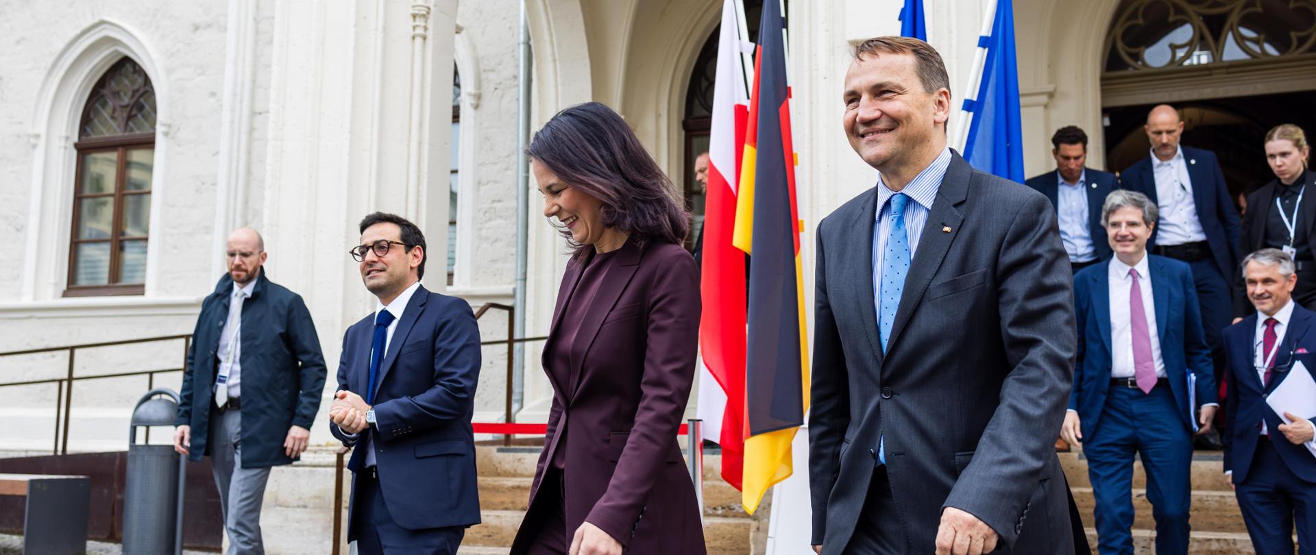 Minister Radosław Sikorski wraz ze swoim odpowiednikiem oraz niemiecką odpowiedniczką w Weimarze.