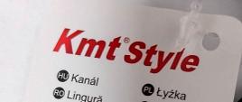 Biała etykieta z napisem Kmt Style z kodem kreskowym