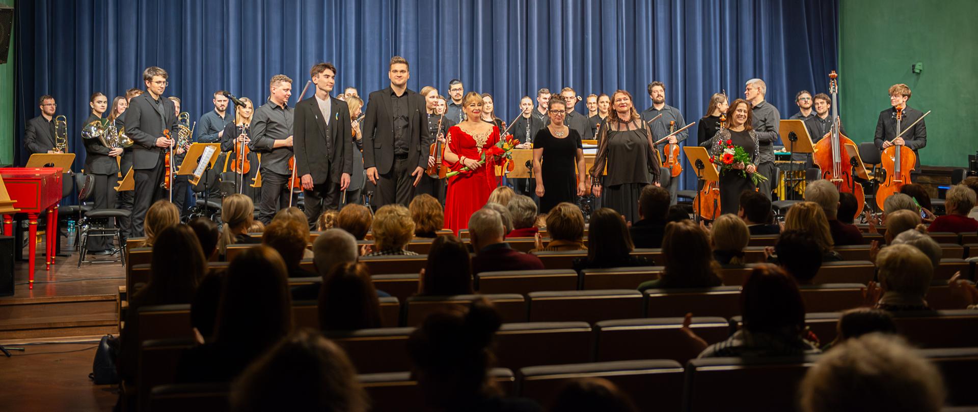 Koncert pedagogów. Na scenie soliści wraz z orkiestrą ukraińską Nadiia.