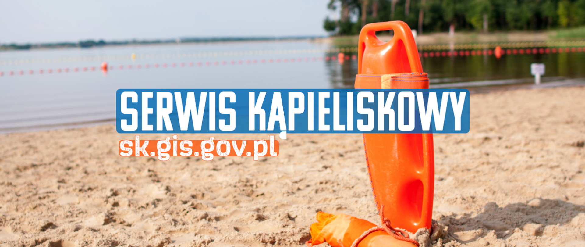 Biały napis z niebieską poświatą: "Serwis kąpieliskowy" oraz biały napis z pomarańczową poświatą: "sk.gis.gov.pl". W tle widok jeziora, plaży oraz pomarańczowej bojki pływającej. 