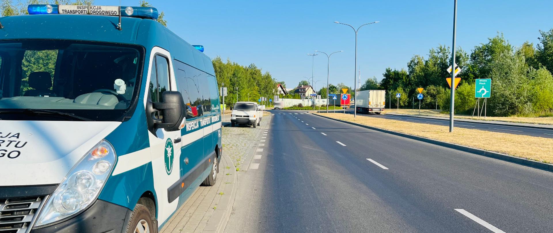 Miejsce zatrzymania do kontroli nietrzeźwego kierowcy samochodu dostawczego przez inspektorów mazowieckiej Inspekcji Transportu Drogowego na jednej z ulic Ciechanowa.