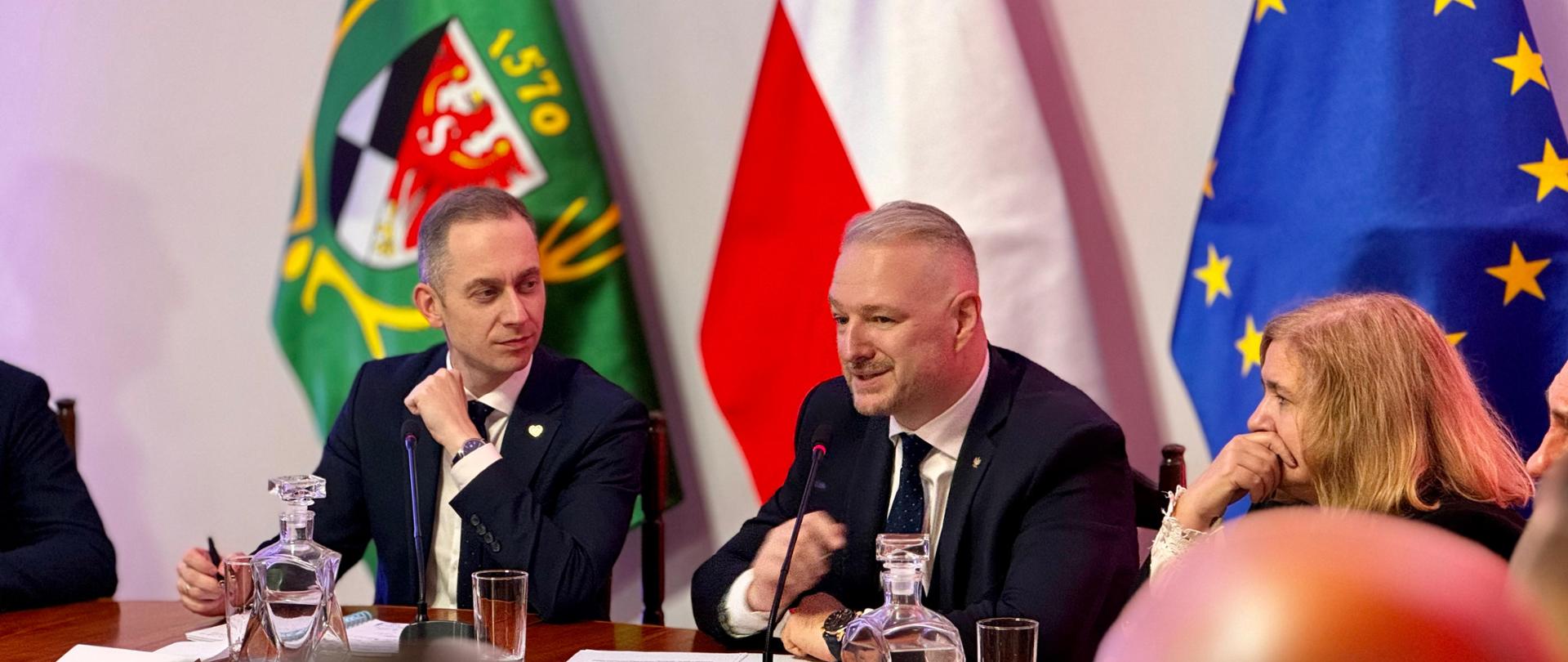 Wojewoda Warmińsko-Mazurski Radosław Król oraz Wiceminister Obrony Narodowej Cezary Tomczyk spotkali się w Gołdapi z samorządowcami i parlamentarzystami z województwa warmińsko-mazurskiego