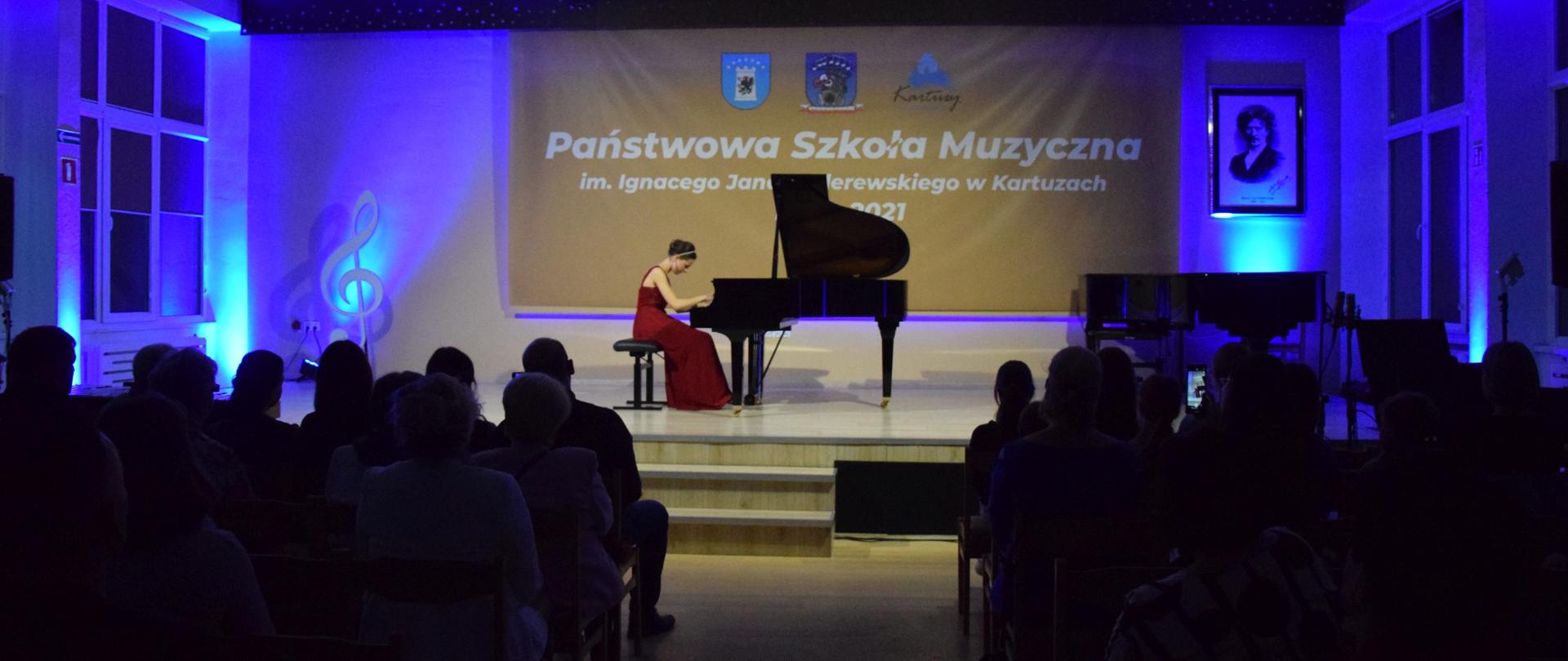 pianistka grająca na fortepianie