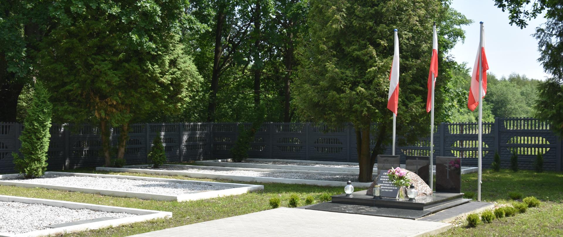 Na zdjęciu widać odnowiony cmentarz wojenny