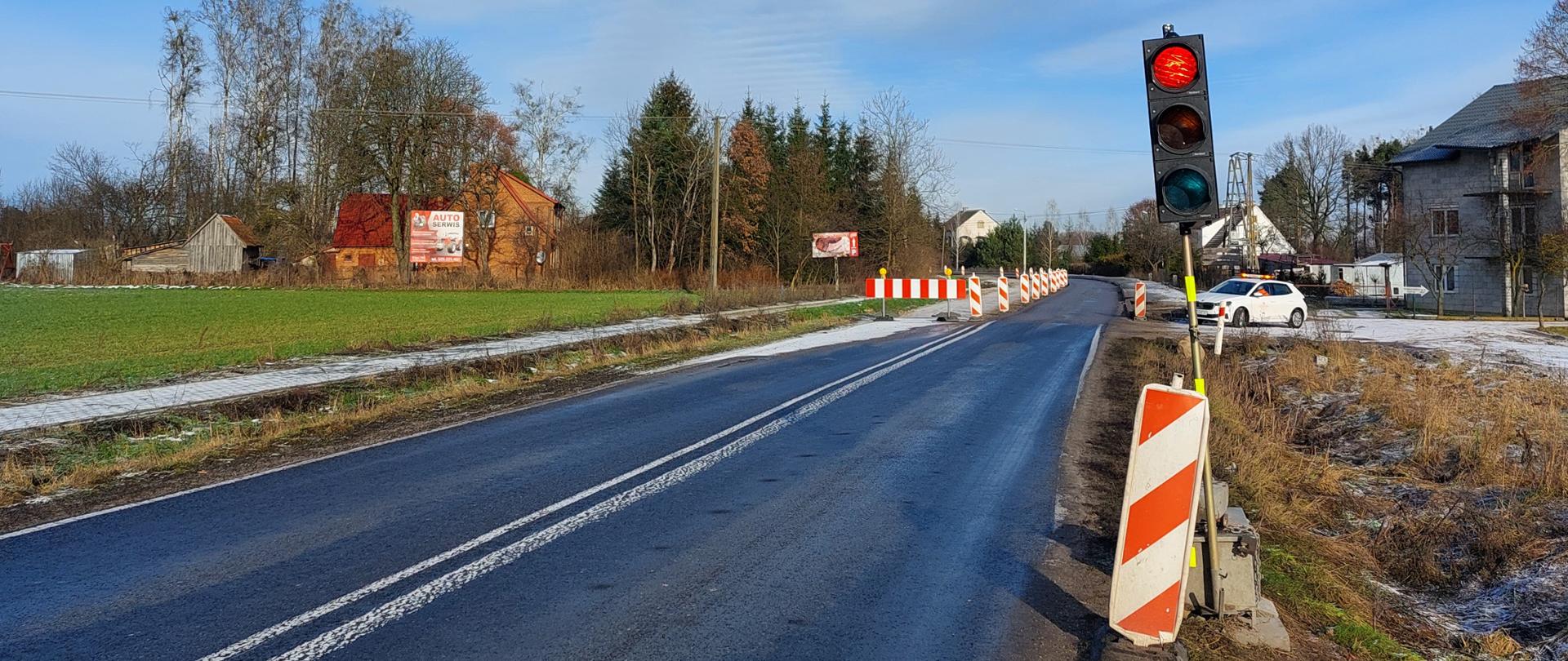 Ruch wahadłowy w miejscowości sterowany sygnalizacją świetlną.