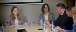 
Minister funduszy funduszy i polityki regionalnej Katarzyna Pełczyńska-Nałęcz siedzi przy stole, po jej lewej stronie siedzi Dyrektor Departamentu Programów Ponadregionalnych w MFiPR Małgorzata Wierzbicka