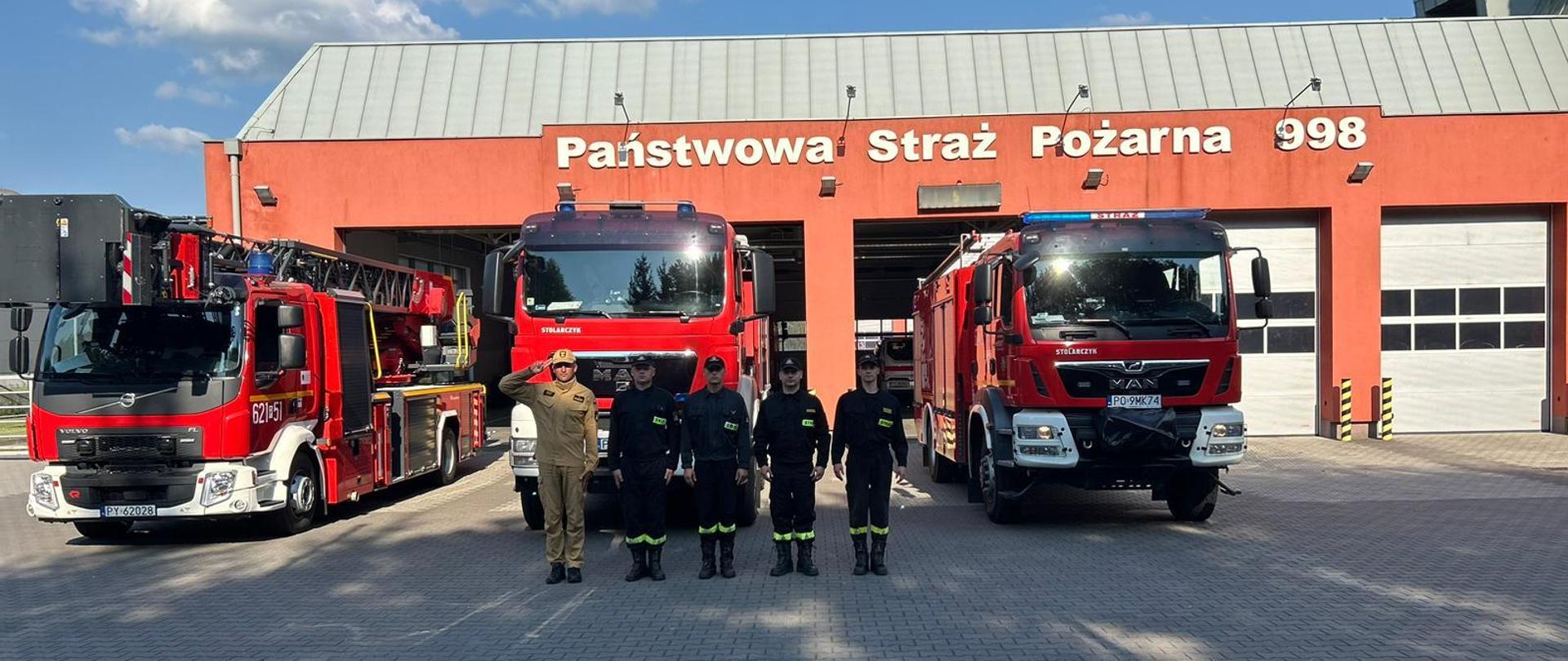 na zdjęciu funkcjonariusze upamiętniający rocznicę Powstania Warszawskiego