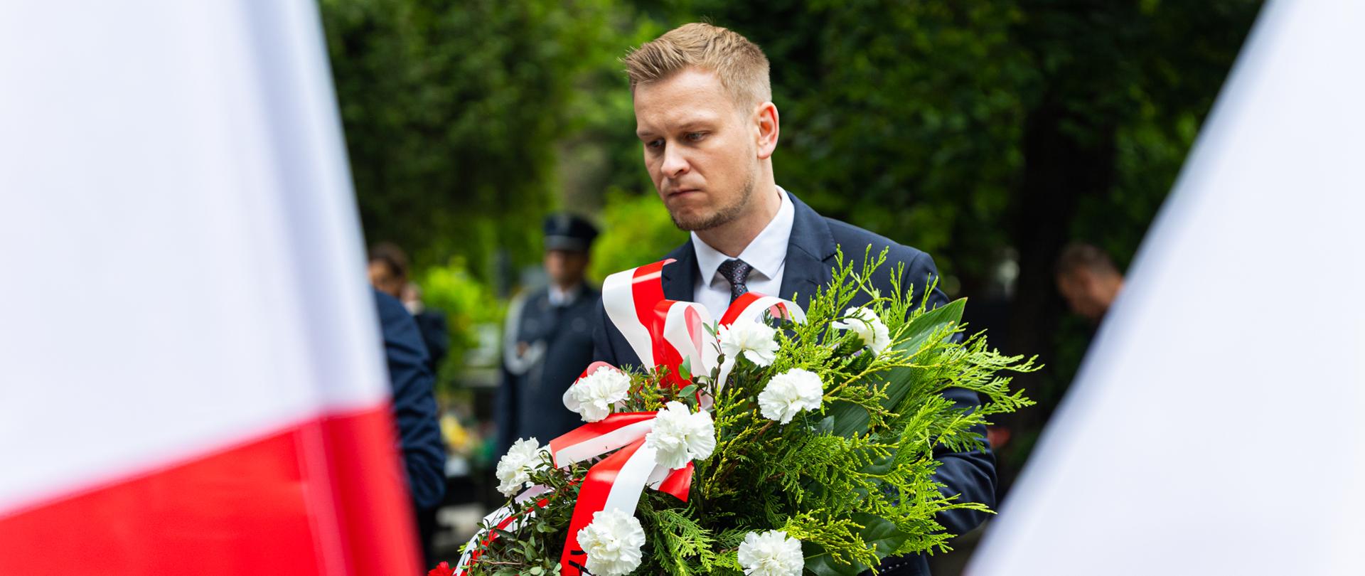 Wicewojewoda łódzki Marcin Buchali składa kwiaty podczas uroczystostych obchodów Narodowego Dnia Pamięci Ofiar Niemieckich Nazistowskich Obozów Koncentracyjnych i Obozów Zagłady