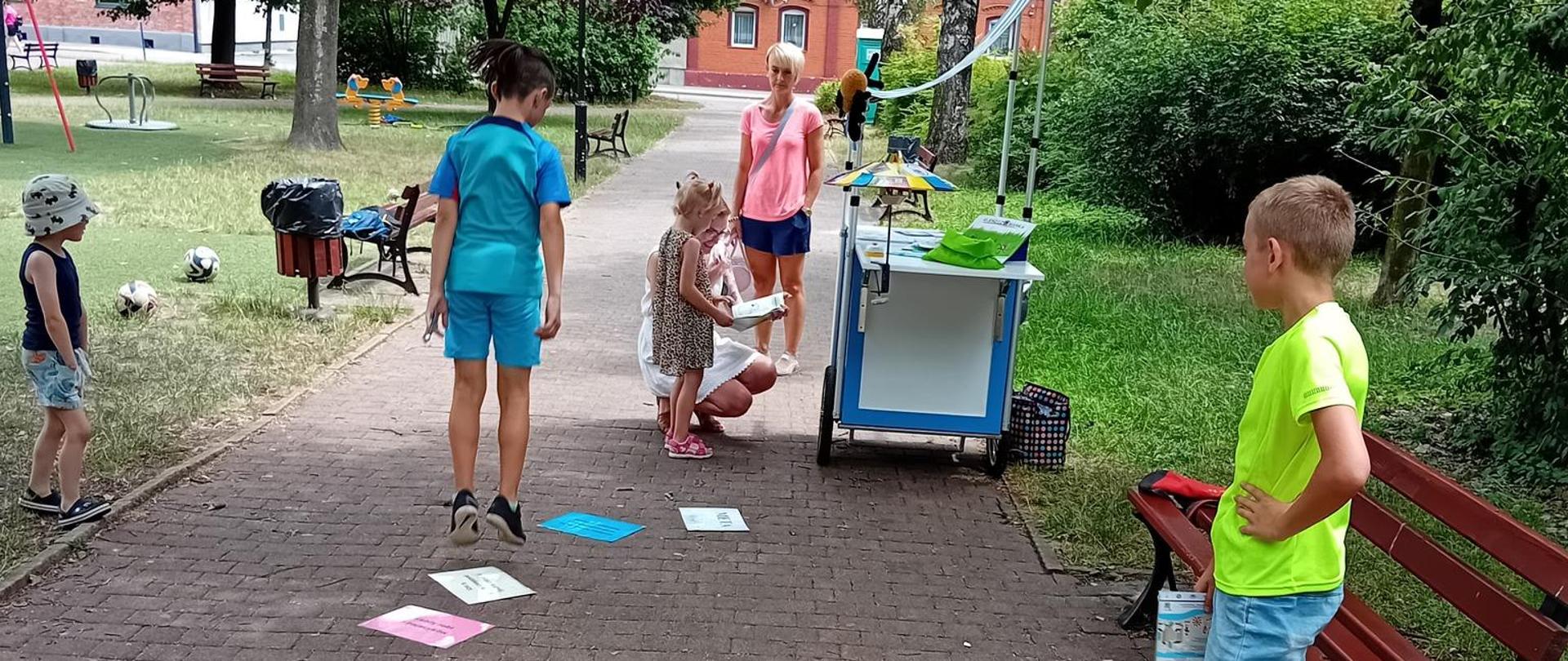 Zajęcia profilaktyczne dla dzieci z półkolonii w Miejskiej Bibliotece Publicznej w Piekarach Śląskich