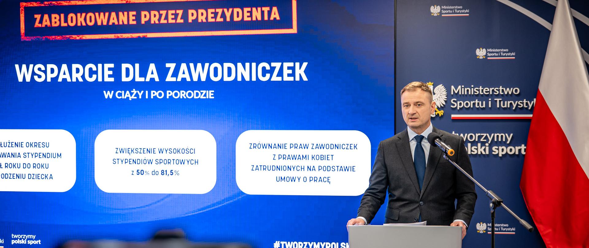 Zdjęcie Ministra Sportu i Turystyki Sławomira Nitrasa w trakcie konferencji prasowej.