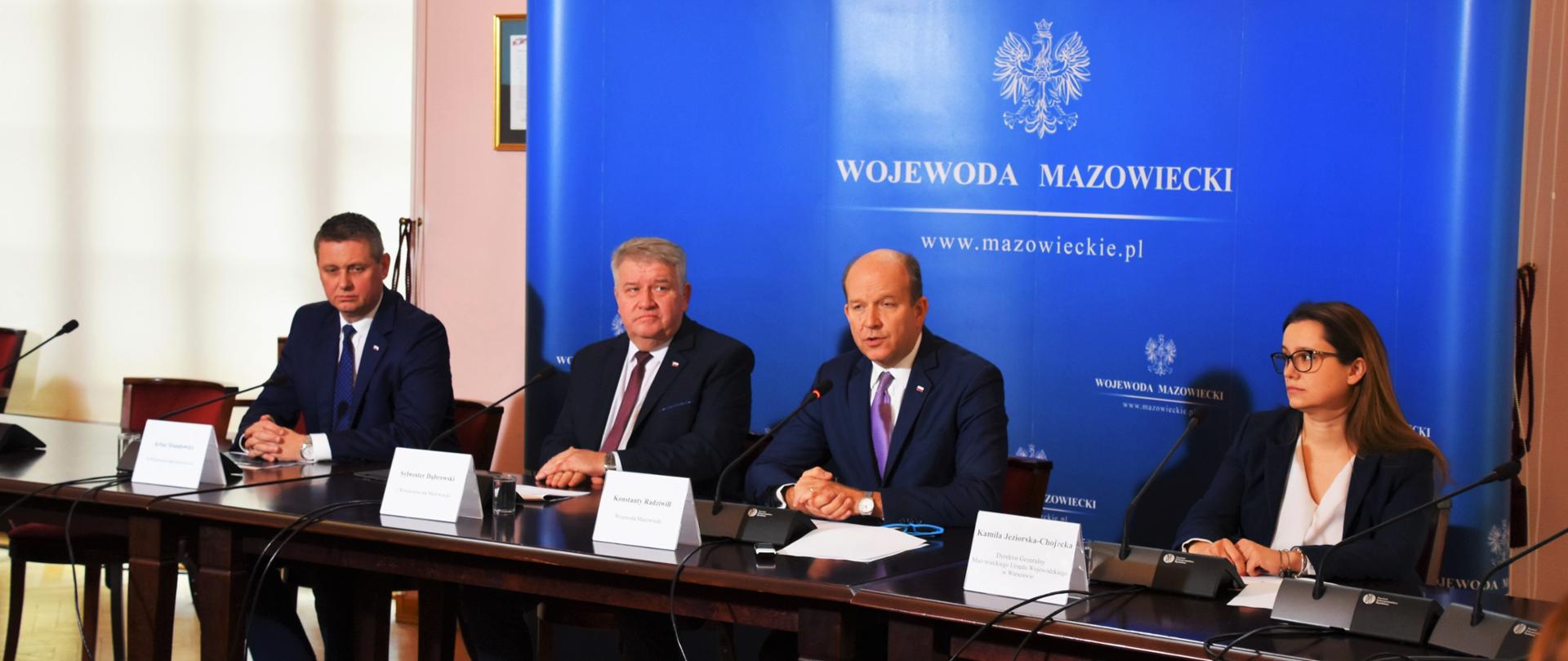 W inauguracyjnej konferencji Wojewodzie Konstantemu Radziwiłłowi towarzyszyli I Wicewojewoda Sylwester Dąbrowski, II Wicewojewoda Artur Standowicz oraz Kamila Jeziorska-Chojecka, Dyrektor Generalny Mazowieckiego Urzędu Wojewódzkiego