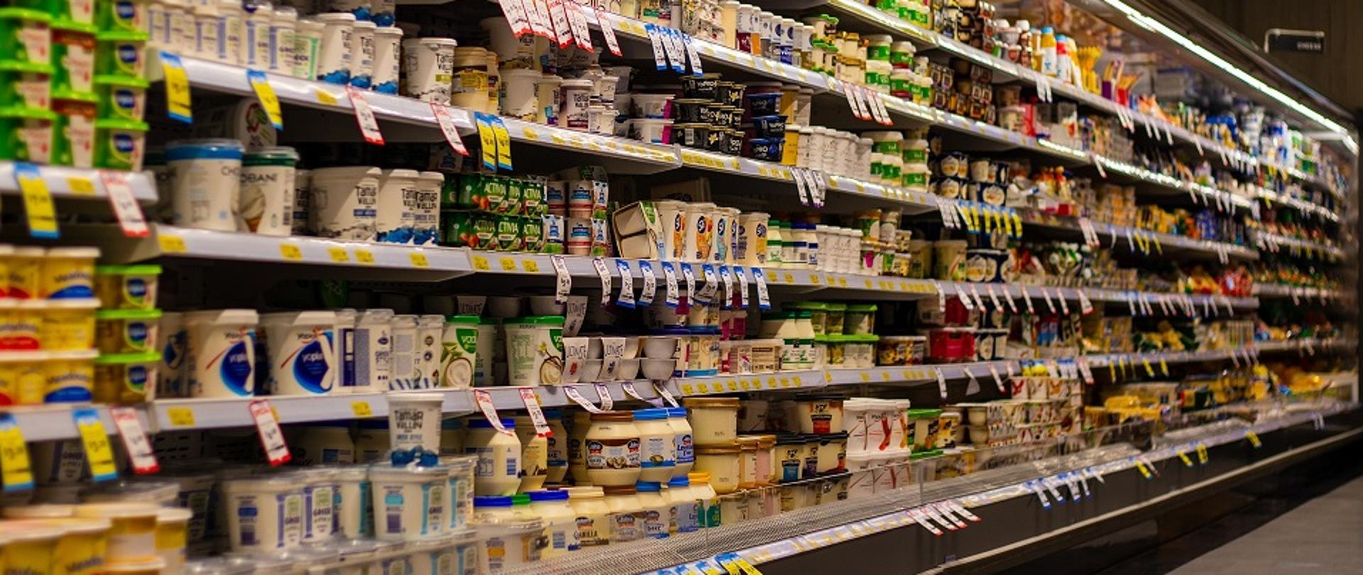 Półki z produktami spozywczymi w supermarkecie