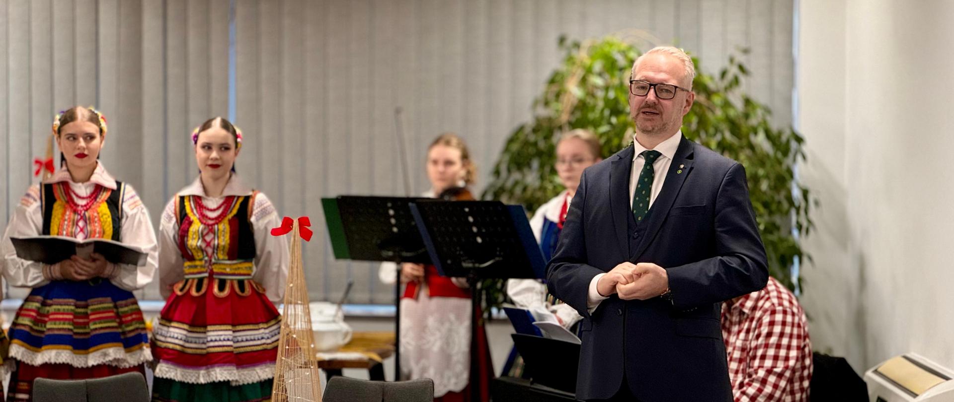 Wojewoda warmińsko-mazurskie Radosław Król podczas spotkania opłatkowego w Delegaturze Urzędu Wojewódzkiego w Ełku - fot. nr 7.