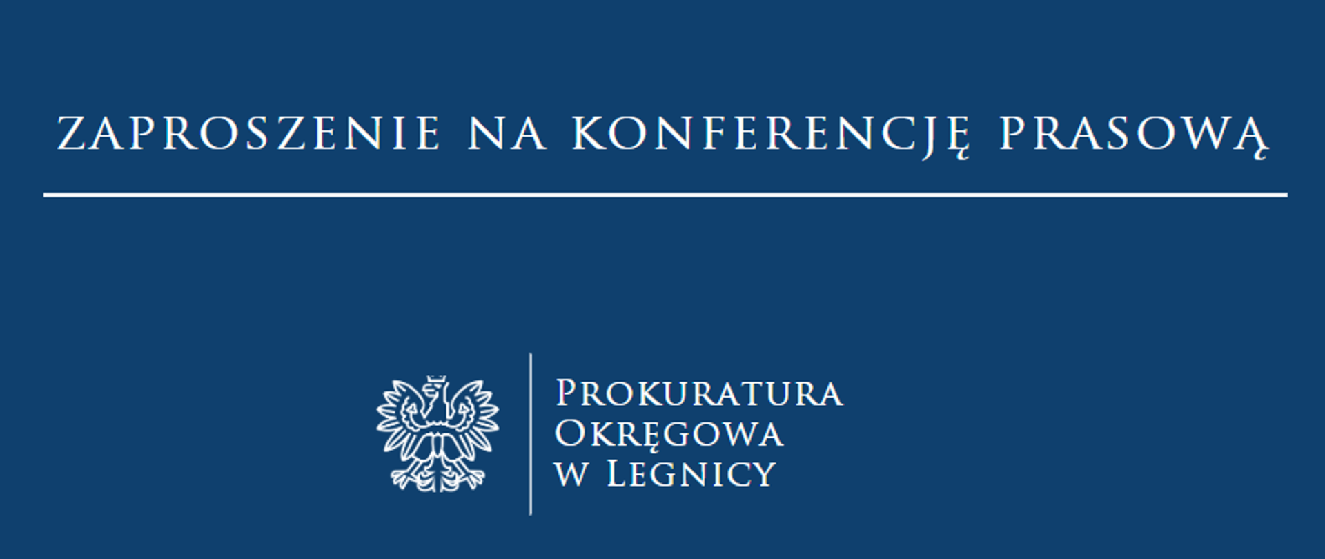 baner - na niebieskim tle napis w kolorze białym Zaproszenie na konferencję prasową, poniżej pozioma biała kreska, niżej pośrodku rysunek orła oddzielony od napisu Prokuratura Okręgowa w Legnicy krótką pionową kreską