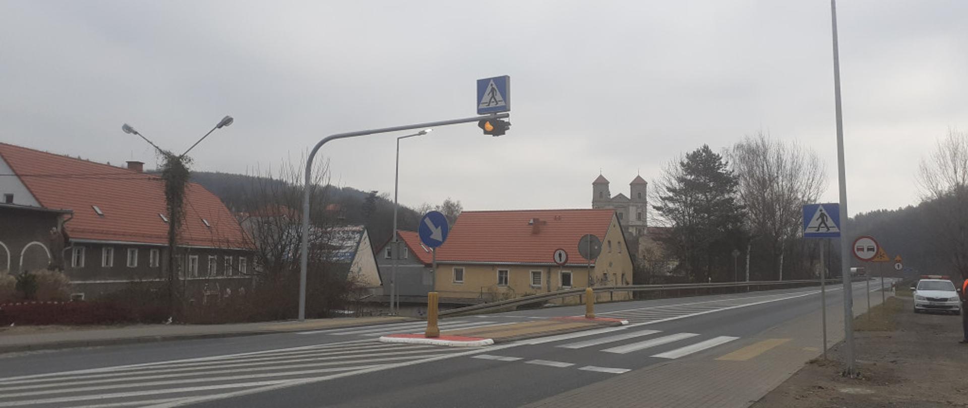 Na zdjęciu widać drogę krajową nr 8 w miejscowości Brdo. Doświetlono przejście dla pieszych. 