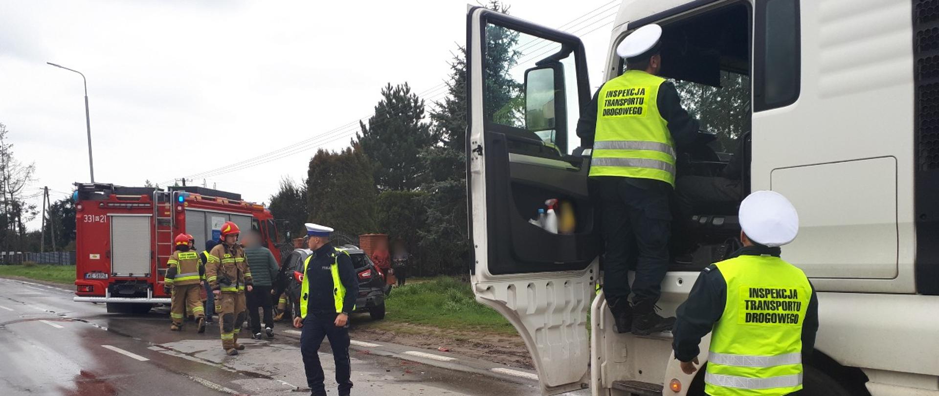Inspektorzy mazowieckiej Inspekcji Transportu Drogowego pobierają dane z tachografu ciężarówki biorącej udział w wypadku drogowym na ul. Wolanowskiej w Radomiu.