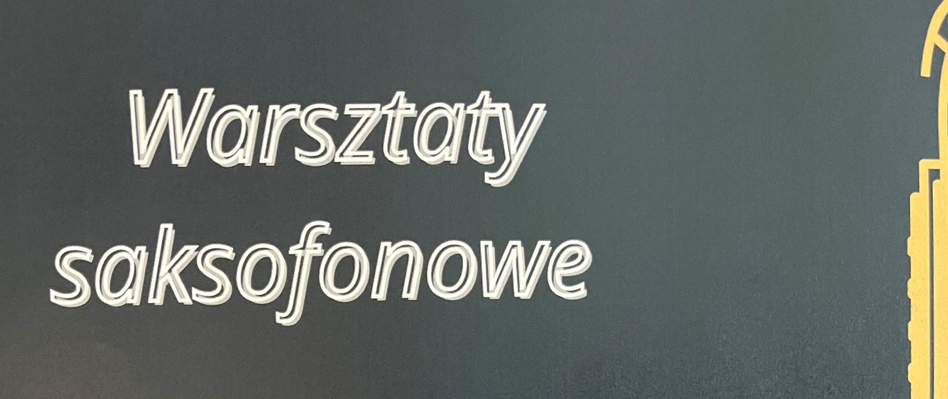 Warsztaty saksofonowe 15 października 2024 r prowadzenie: mgr Henryk Wezner. Plakat na czarnym tle biały napis po lewej grafika przedstawiająca saksofon.