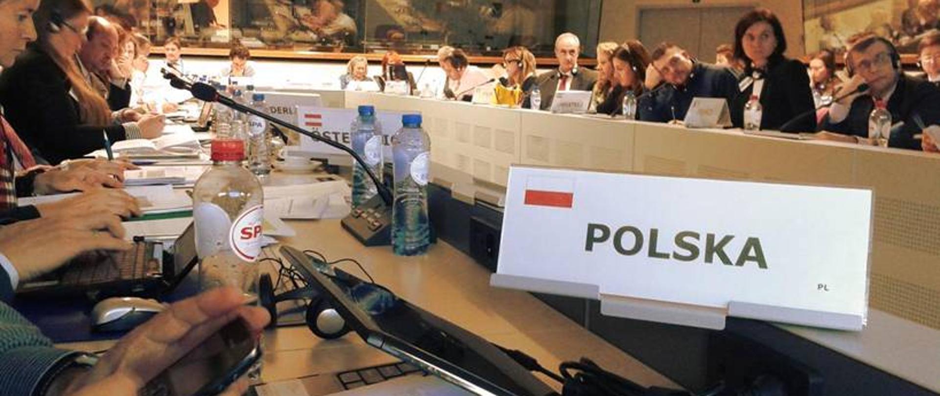 Bilet wskazujący miejsca dla przedstawicieli Polski przy stole konferencyjnym
