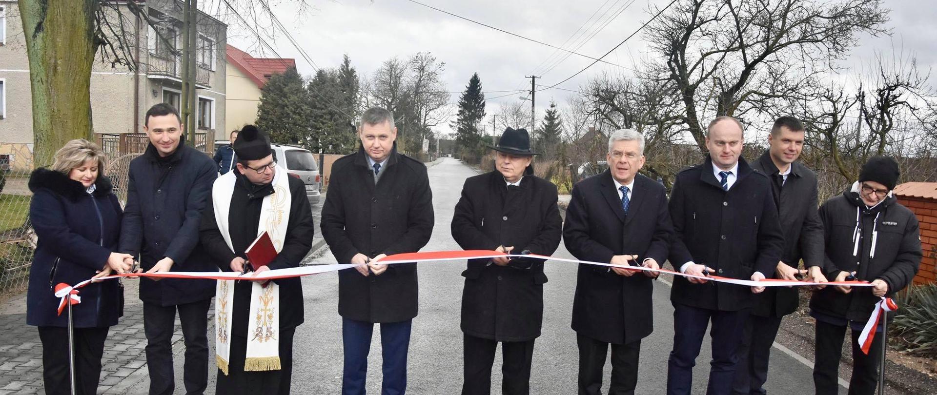 Uroczyste przecięcie wstęgi przez zaproszonych gości.