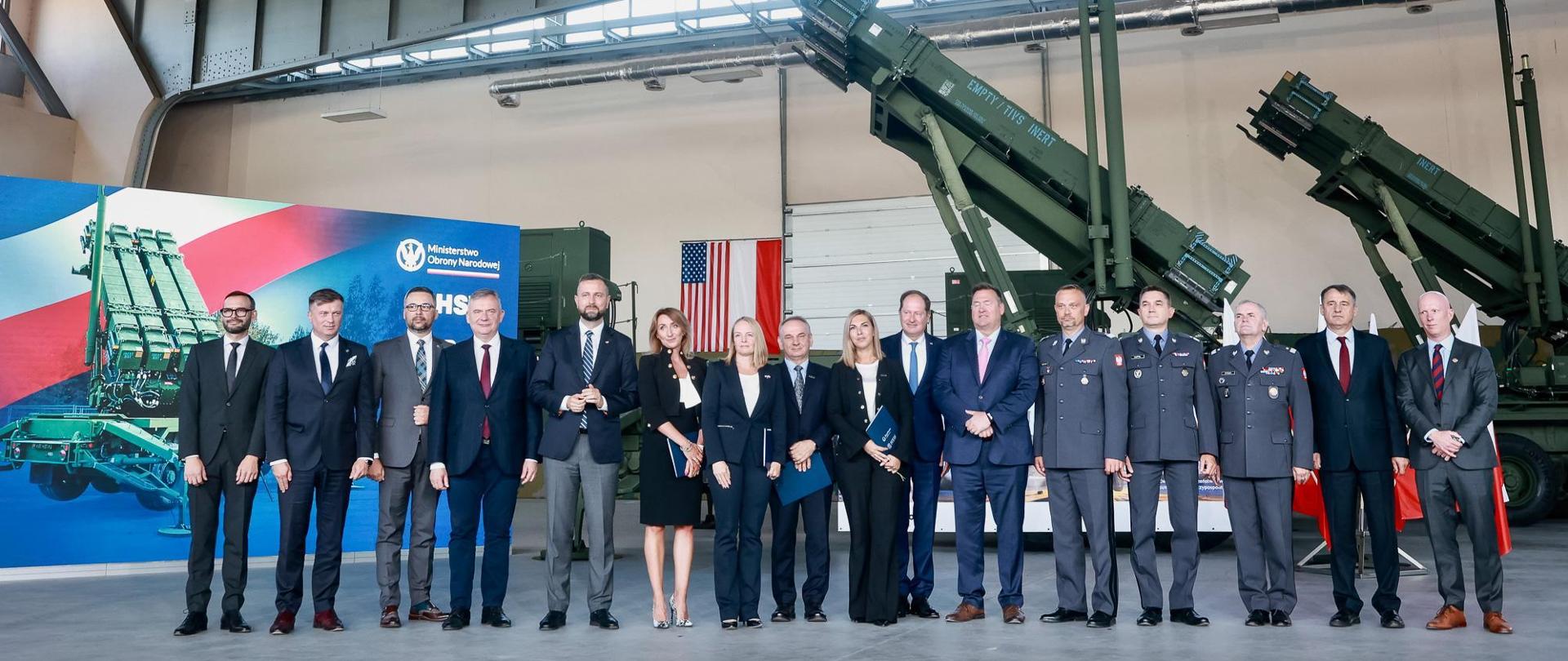 Fot. MON
Uczestnicy ceremonii podpisania umowy pomiędzy Hutą Stalowa Wola S.A. a Raytheon Polska na produkcję 48 wyrzutni M903, wchodzących w skład systemów obrony przeciwlotniczej i przeciwrakietowej Patriot w ramach II fazy programu WISŁA.