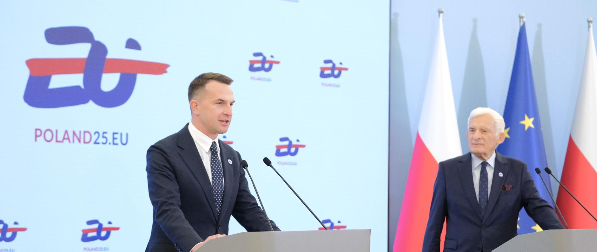 Minister Adam Szłapka i Jerzy Buzek podczas konferencji prasowej