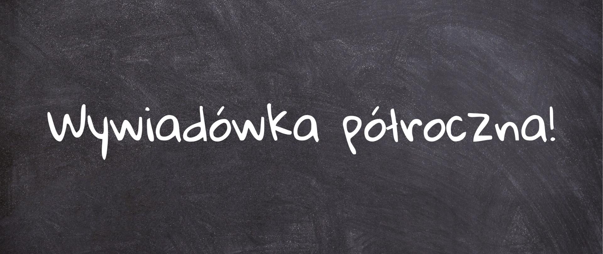 Tło to grafika czarnej szkolnej tablicy z białym napisem "Wywiadówka półroczna!"