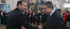 Minister Radosław Sikorski wręczył Nagrodę im. Andrzeja Kremera "Konsul Roku" za lata 2023 i 2024. Minister Spraw Zagranicznych wręcza nagrodę konsulowi Stanisławowi Gulińskiemu.