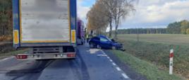 Miejsce wypadku z udziałem samochodu osobowego i dwóch ciężarowych na drodze wojewódzkiej numer 615 w okolicach Ciechanowa. Na miejscu zdarzenia pracowali również inspektorzy mazowieckiej Inspekcji Transportu Drogowego.
