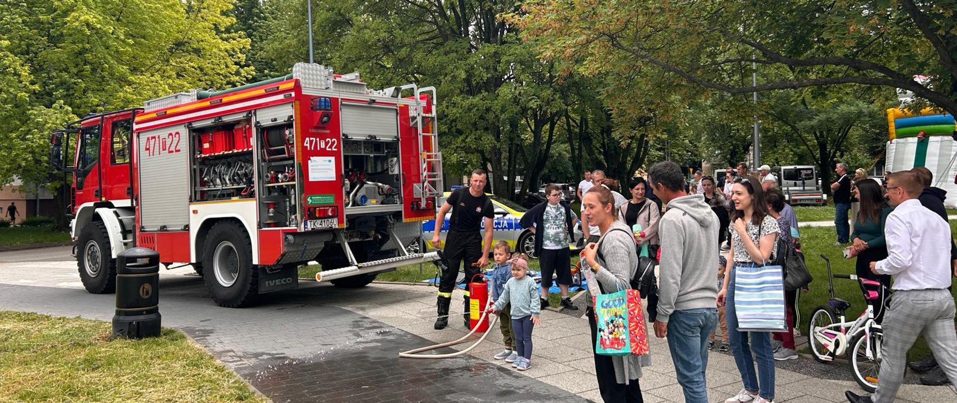 Pokazy strażackie na miejski dzień dziecka