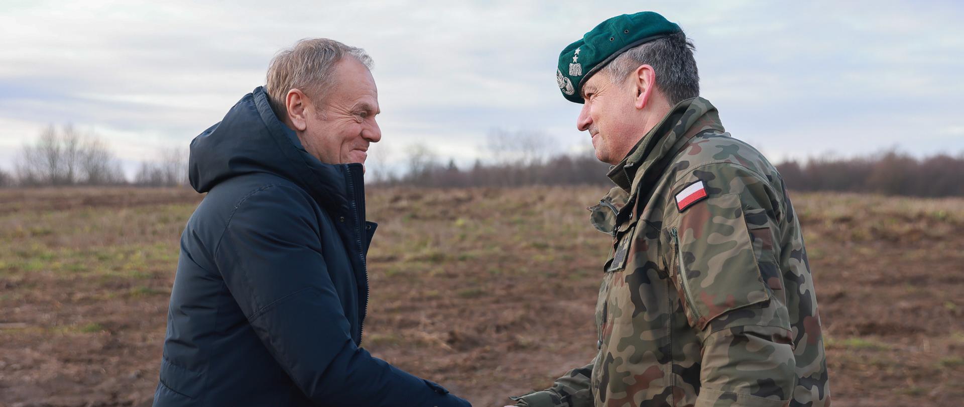 Premier Donald Tusk w Dąbrówce przy pierwszym odcinku umocnień Tarczy Wschód