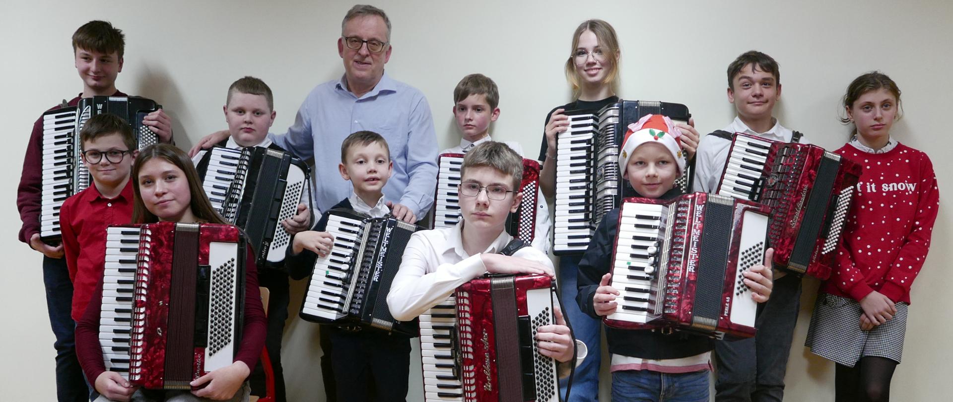 Grupowe zdjęcie akordeonistów po koncercie.