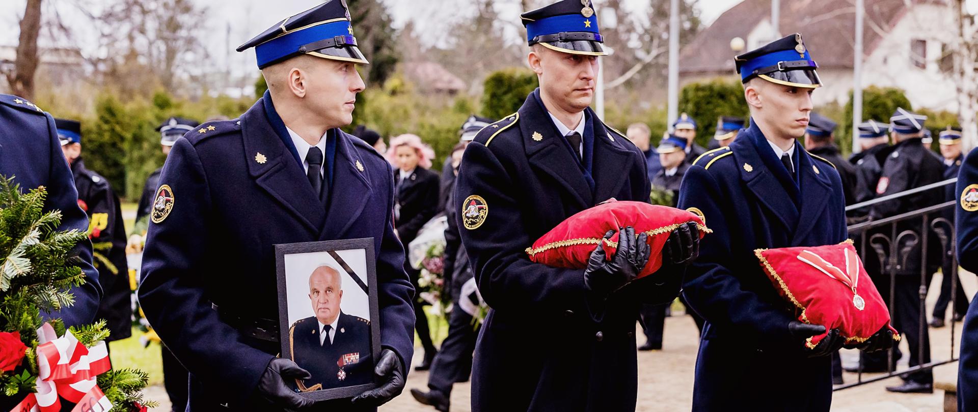 Z pełnym ceremoniałem, przy udziale kompanii reprezentacyjnej Państwowej Straży Pożarnej, odbyły się wczoraj uroczystości pogrzebowe st. bryg. w stanie spoczynku Aleksandra Radkowskiego, byłego Komendanta Wojewódzkiego PSP w Bielsku-Białej. 