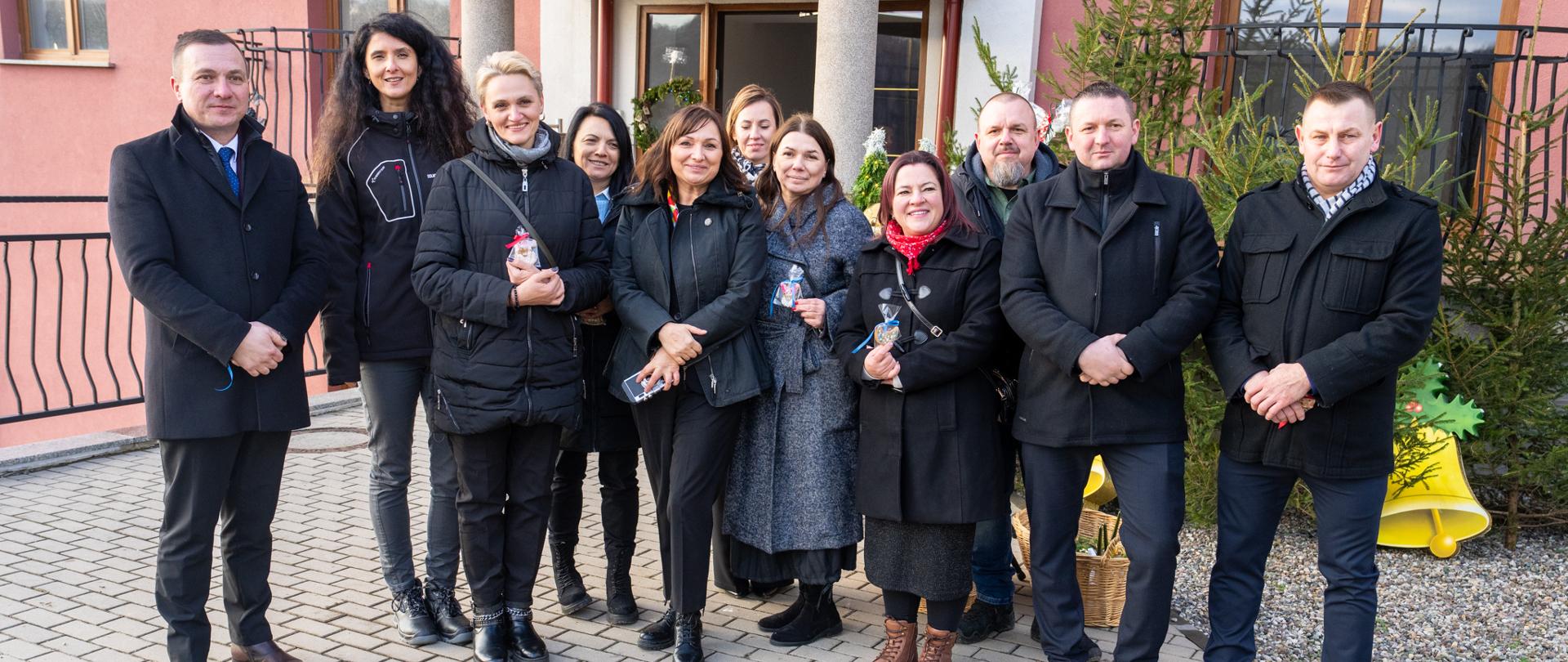 Przed świętami dobre wiadomości z Kamieniec Ząbkowicki. Pierwsi powodzianie odebrali klucze do nowych mieszkań. 