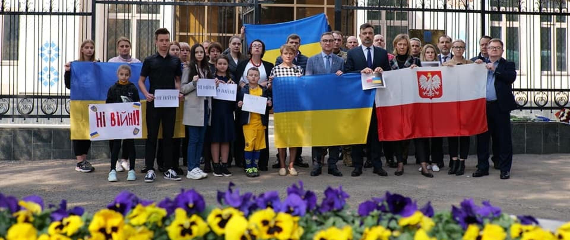 Ambasada Ukrainy-złożenie kwiatów przez Ambasadora Radosława Gruka