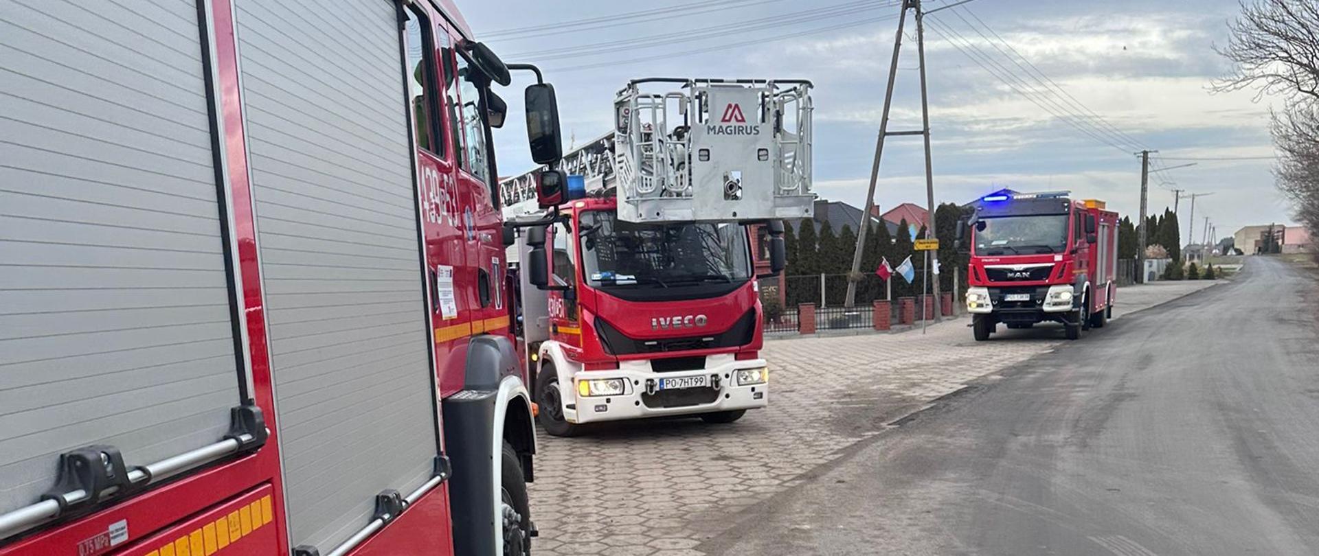 Zastępy stoją na drodze podczas działań