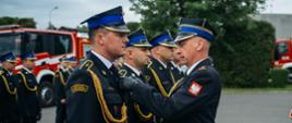 Zastępca Śląskiego Komendanta Wojewódzkiego wręcza medale strażakom