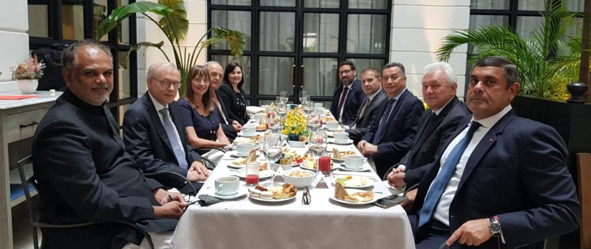 Ambasadorowie przy stole