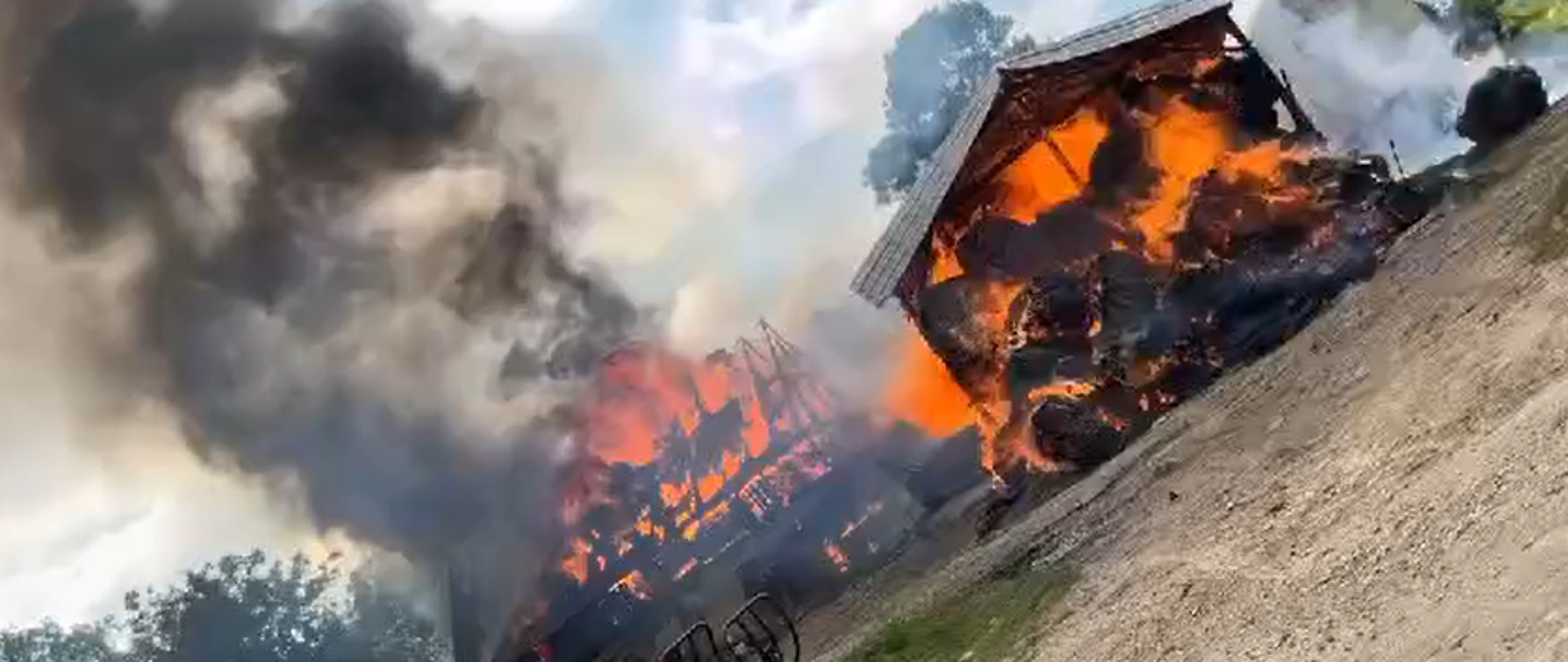 Pożar na terenie gospodarstwa rolnego w Wojmianach