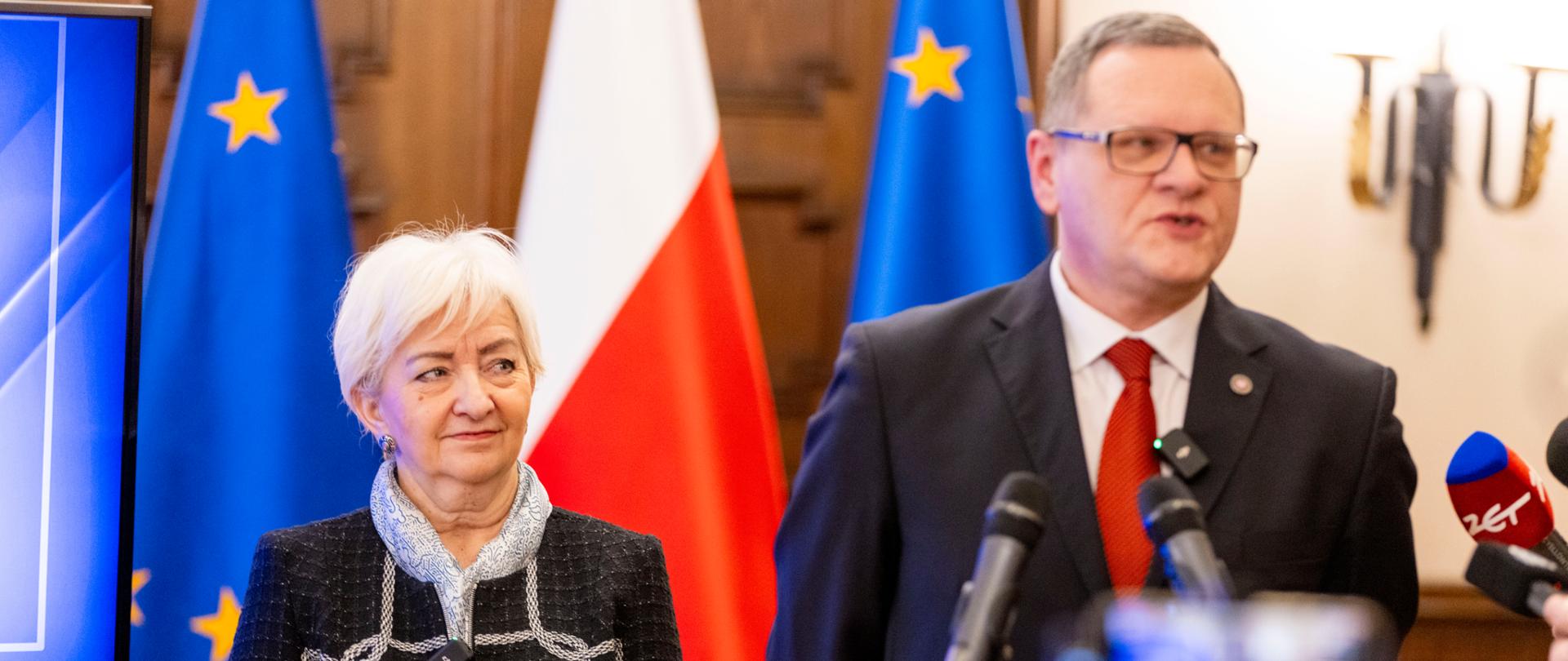 Od lewej: wojewoda łódzki Dorota Ryl i dyrektor Wydziału Bezpieczeństwa i Zarządzania Kryzysowego Marcin Szmaja 