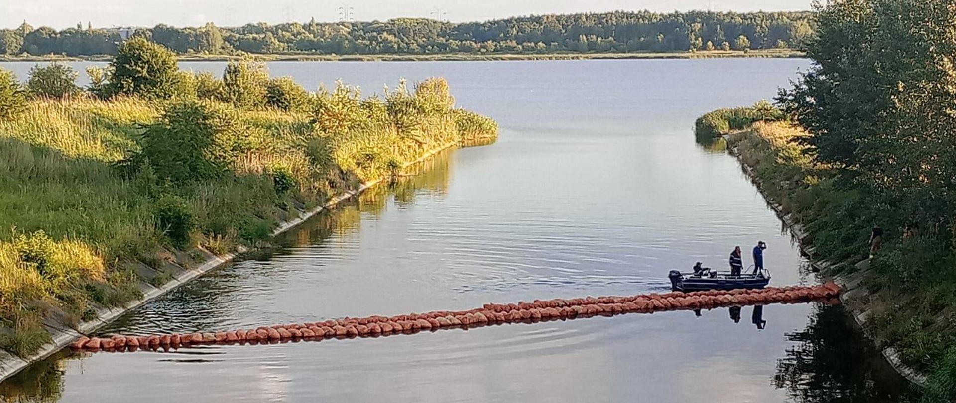 Pracownicy PGW WP montują zaporę biostabilizującą