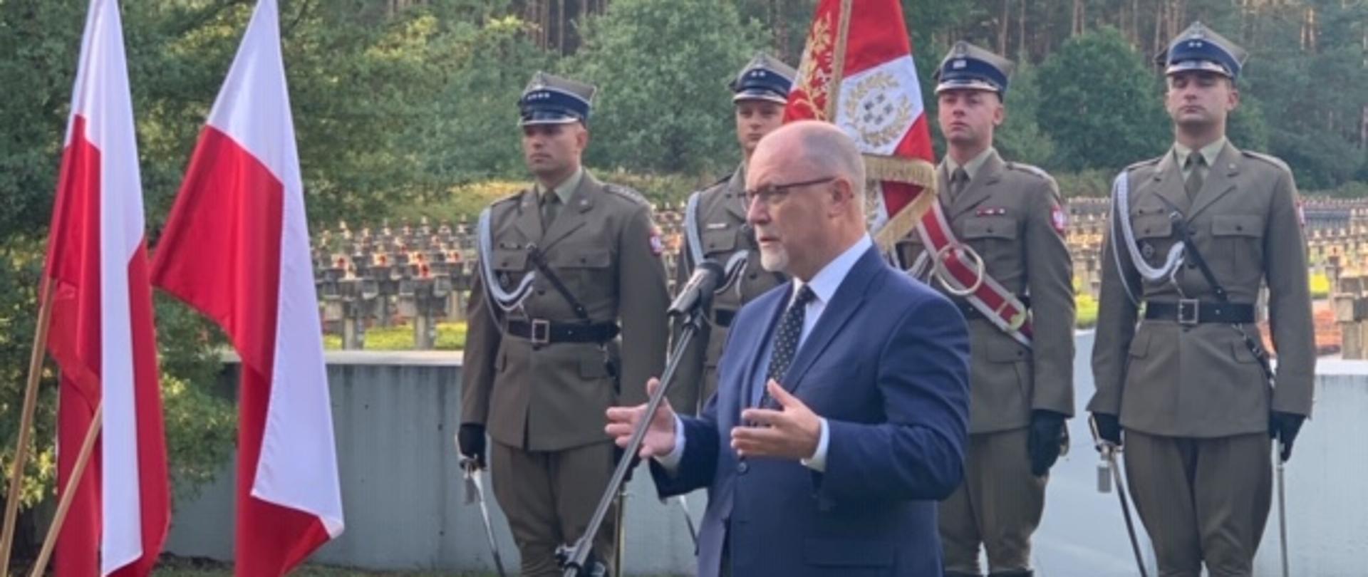 Wojewoda Mazowiecki Zdzisław Sipiera w trakcie wystąpienia podkreślił, że coroczne uroczystości w Palmirach są świadectwem naszej pamięci o ofiarach, o których nie powinniśmy zapominać, a obecność młodych ludzi wskazuje potrzebę przekazywania prawdy o tych wydarzeniach