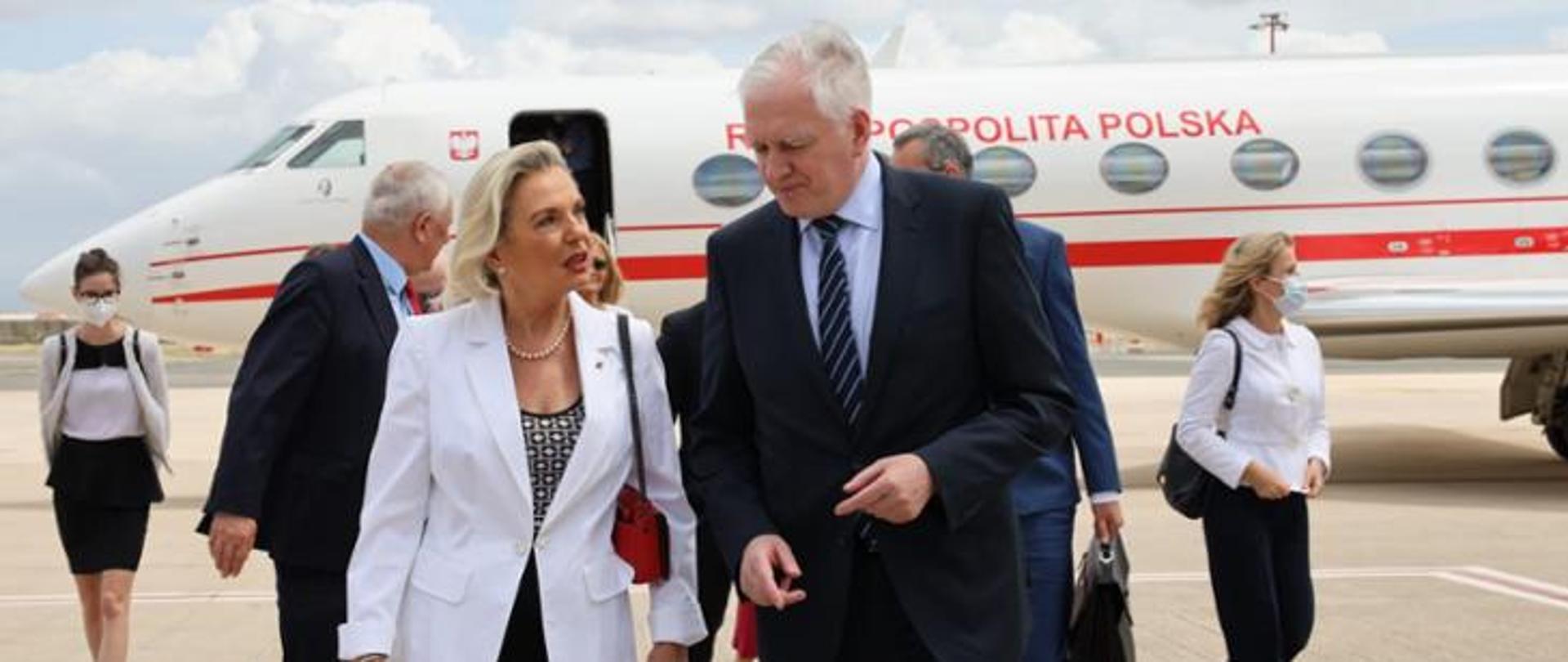 Deputy Prime Minister Jarosław Gowin and the Polish ambassador to Italy Anna Maria Anders at the airport. There is a government plane in the background.