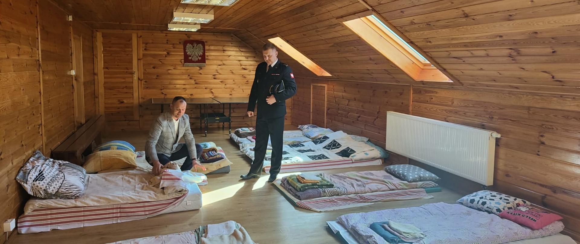 Komendant Powiatowy PSP w Kozienicach z Wójtem Gminy Głowaczów w pomieszczeniu remizy strażackiej gdzie naszykowano miejsca noclegowe dla uchodźców z Ukrainy