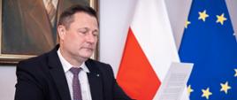 Minister Krzysztof Paszyk podpisuje list gratulacyjny do przedsiębiorców