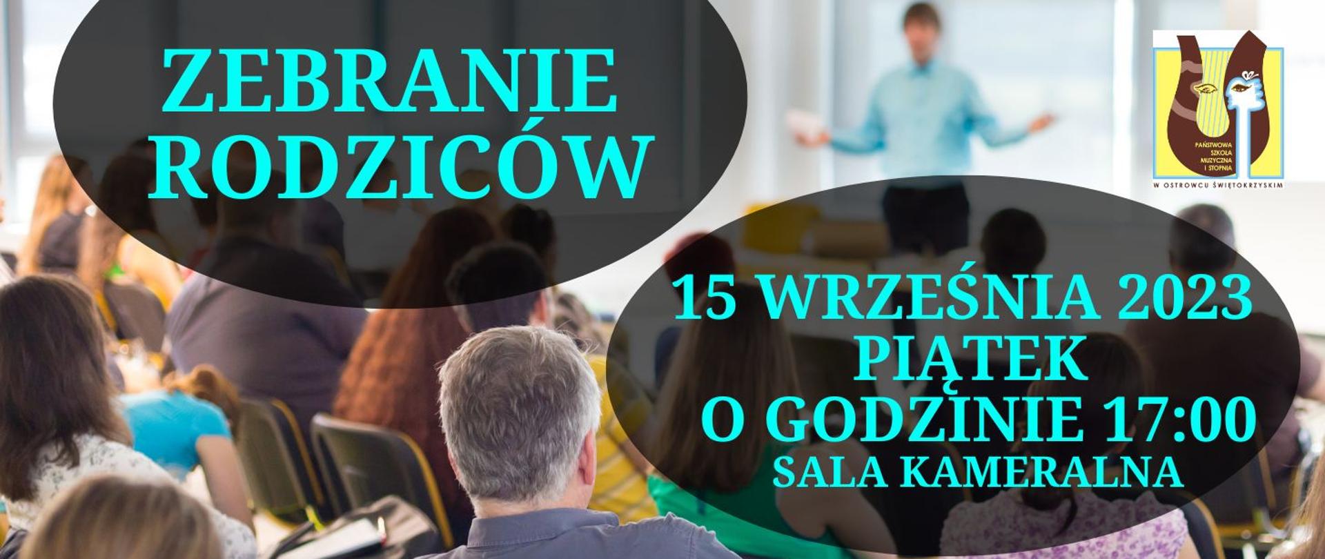 ludzie siedzący na krzesłach w klasie, z logo szkoły w lewym górnym rogu w kolorze brązowo-żółtym, z napisami w kolorze seledynowym